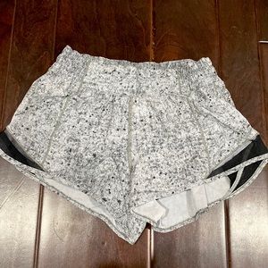 Lululemon Hotty Hot Shorts 2.5 (Size 6)